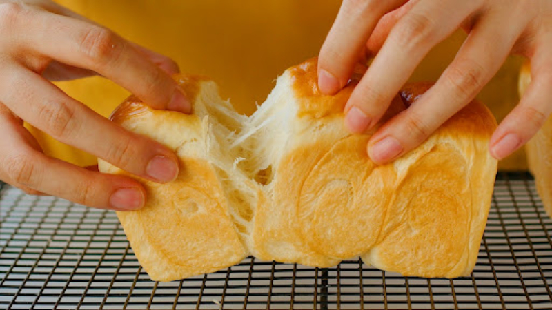 Chất phụ gia còn góp phần tăng độ mịn cho thớ bánh mì 