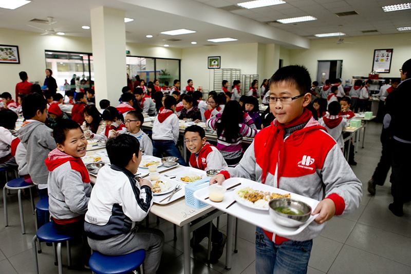 Dịch vụ suất ăn trường học phục vụ bữa ăn dinh dưỡng cho học sinh