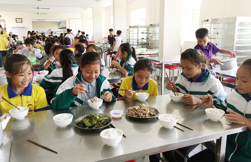Sử dụng dịch vụ suất ăn cho trường học giúp tiết kiệm chi phí