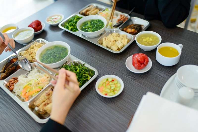 Dịch vụ suất ăn văn phòng là việc cung cấp suất ăn trưa cho nhân viên