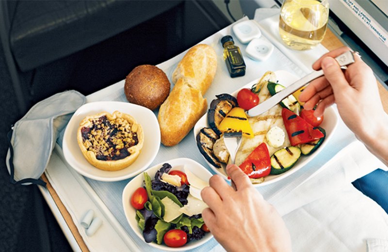 Trên máy bay hành khách có thể đặt suất ăn theo yêu cầu 