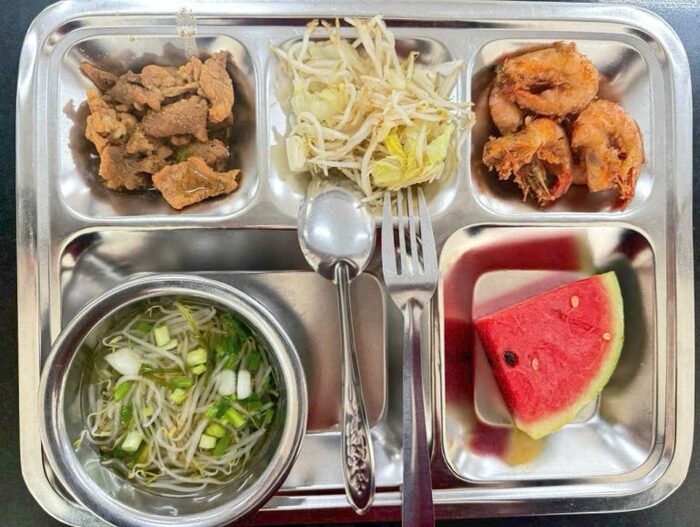 Nhân viên khi chế biến suất ăn công nghiệp đảm bảo sạch sẽ, gọn gàng