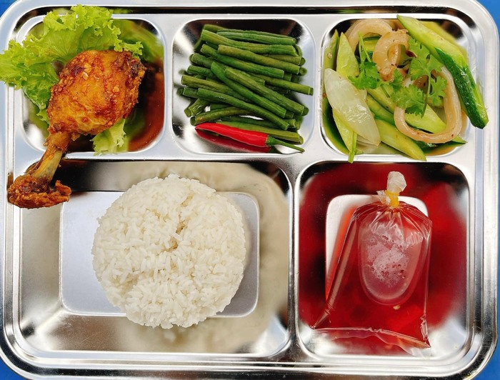 Tìm kiếm dịch vụ suất ăn công nghiệp ở Tân Phú giá rẻ, uy tín 3 Giá thành cạnh tranh phù hợp với ngân sách