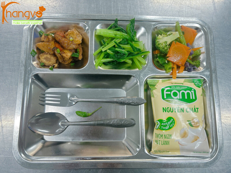 Suất ăn công nghiệp giá rẻ (18.000đ - 22.000đ)