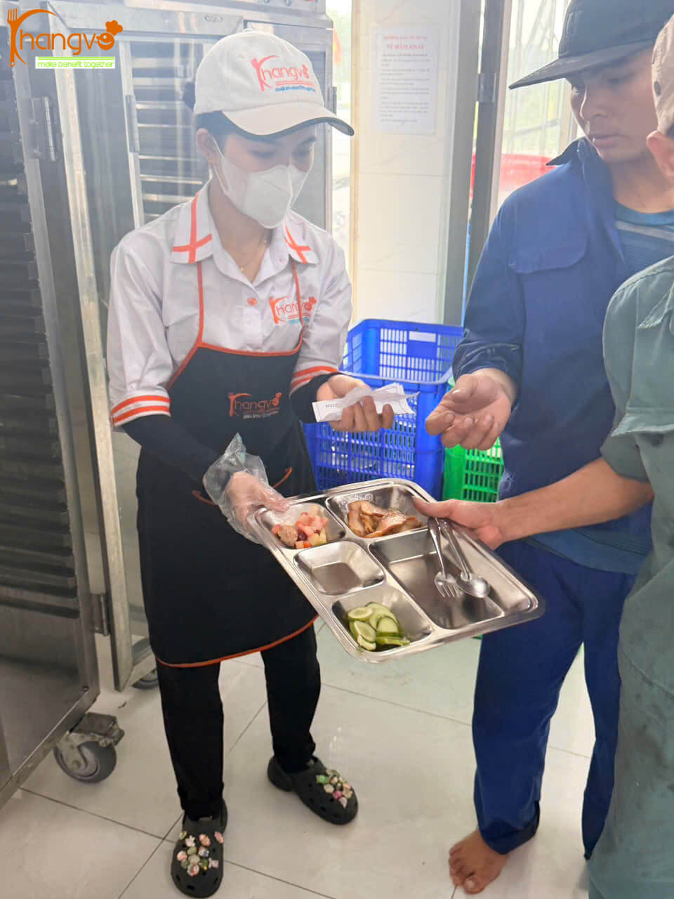 Kiểm Thực 3 Bước Là Gì? Quy Trình Chuẩn VSATTP Tại Bếp Ăn Tập Thể 4 Bước 3 – Kiểm tra trước khi dùng bữa