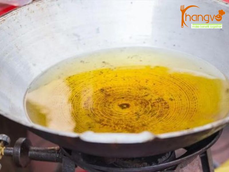 Cách kiểm soát dầu chiên trong bếp ăn: Hướng dẫn chi tiết 3 Dấu hiệu nhận biết dầu chiên đã hỏng