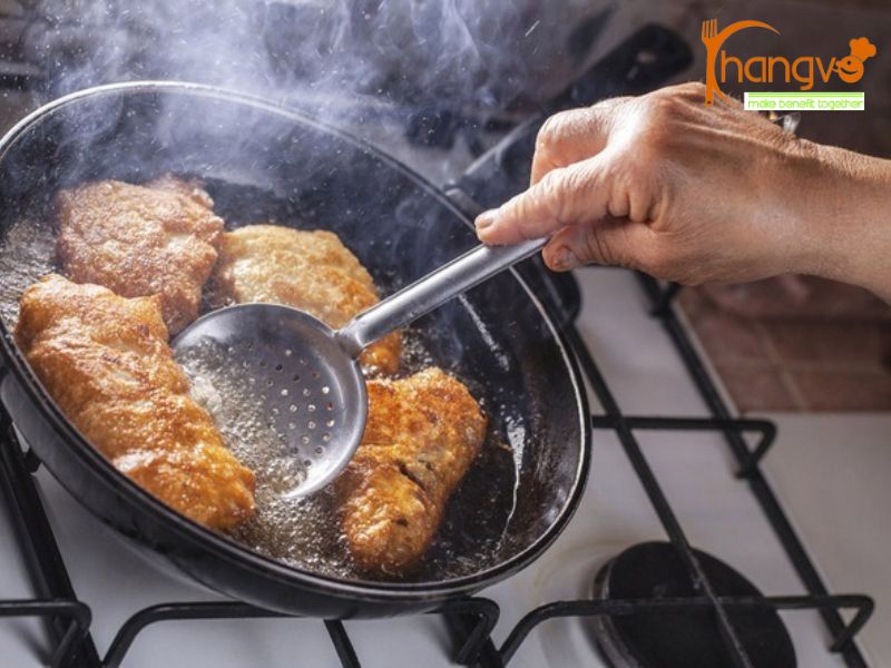 Cách kiểm soát dầu chiên trong bếp ăn: Hướng dẫn chi tiết 4 Tần suất thay dầu chiên và số lần tái sử dụng