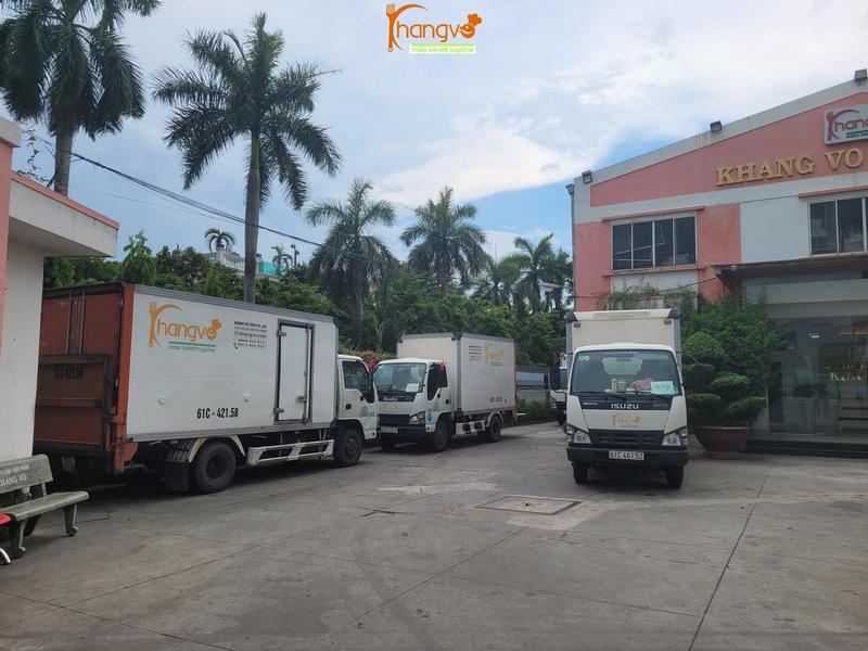Dịch Vụ Cung Cấp Suất Ăn Công Nghiệp KCN Sóng Thần 7 Giao hàng tận nơi với xe vận chuyển thực phẩm chuyên dụng của Khang Võ