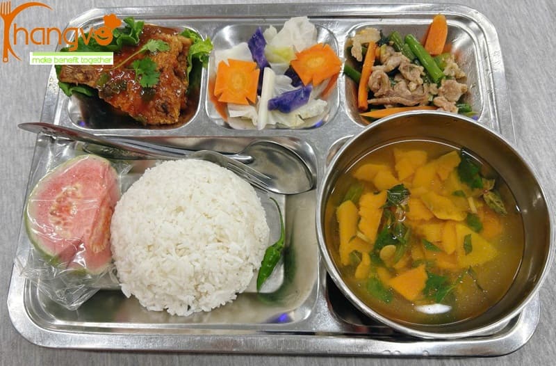 Thực đơn suất ăn công nhân đa dạng và cân bằng dinh dưỡng