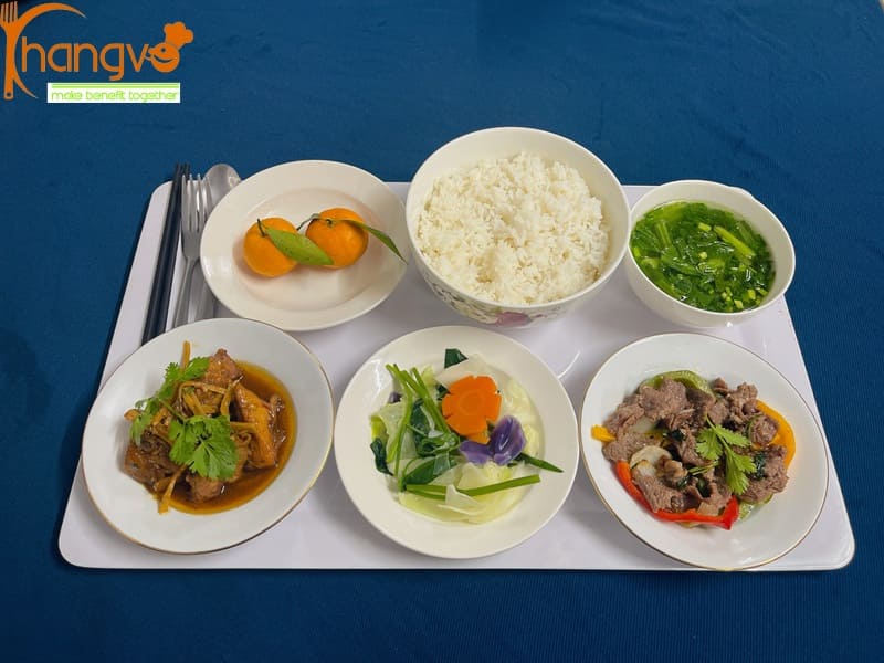 Thực đơn suất ăn công nghiệp KCN Việt Hương thường có những món ăn nào?
