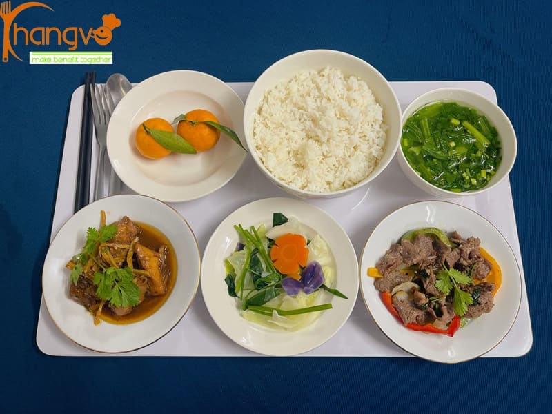 So Sánh Bếp Ăn Nội Bộ Với Thuê Ngoài: Mô Hình Nào Phù Hợp Doanh Nghiệp? 1 Tổng quan về bếp ăn nội bộ và dịch vụ thuê ngoài suất ăn công nghiệp